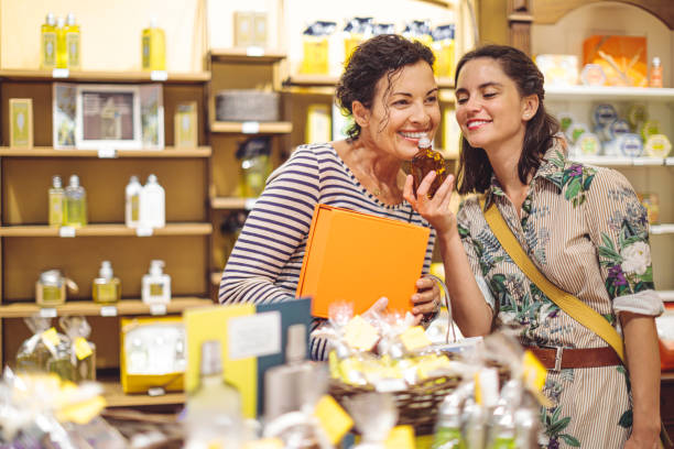 Madre y su hija adulta son ir de compras juntos - foto de stock