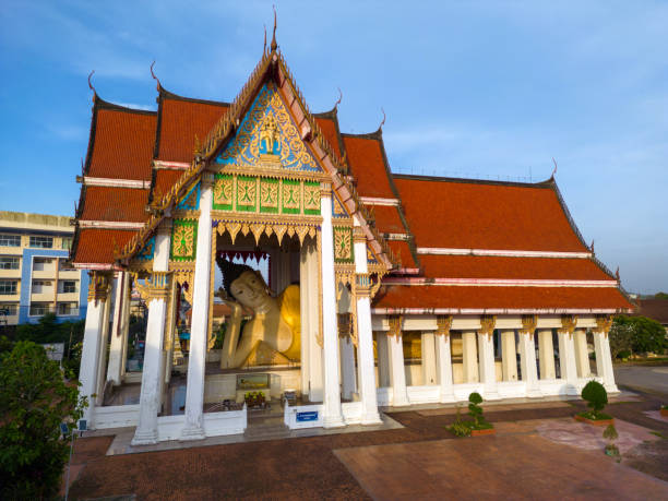 wat hat yai nai thai temple songkhla tailandia - reclining buddha fotografías e imágenes de stock