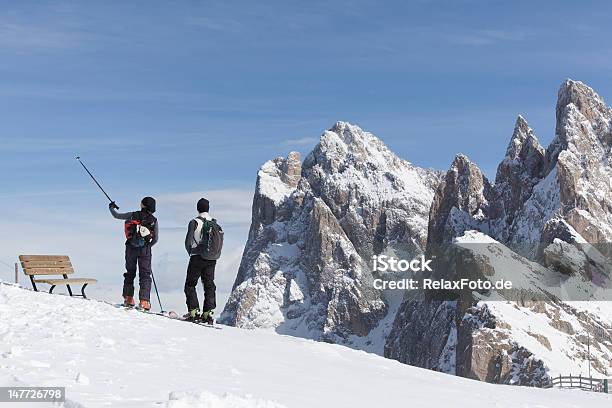 Paar Auf Schnee Hill Mit Blick Auf Berggipfel In Dolomiten Stockfoto und mehr Bilder von Alpen