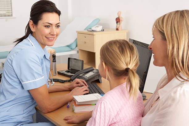 영국 간호사 쇠귀에 어린 아동 및 구슬눈꼬리 - 영국 국민의료보험 뉴스 사진 이미지