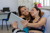 zwei-freundinnen-die-online-workout-auf-