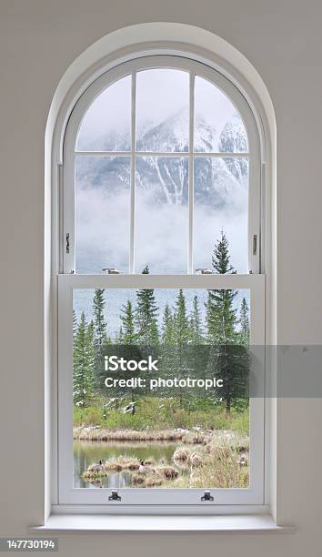 アーチ型の窓山の眺め - 雪のストックフォトや画像を多数ご用意 - 雪, 窓枠, 冬