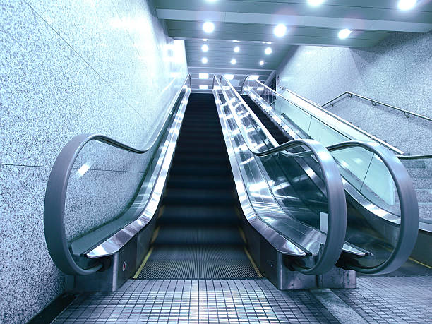 escada rolante em movimento - escalator shopping mall shopping transparent imagens e fotografias de stock
