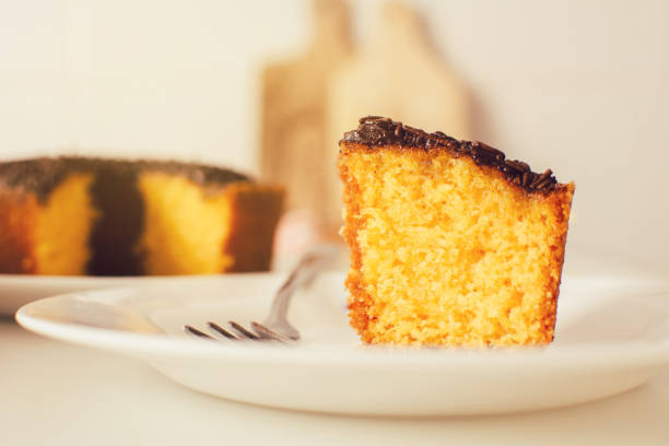 fotografii de stoc, fotografii și imagini scutite de redevențe cu felie de tort de morcovi, gustare braziliană cu ciocolată - chocolate icing