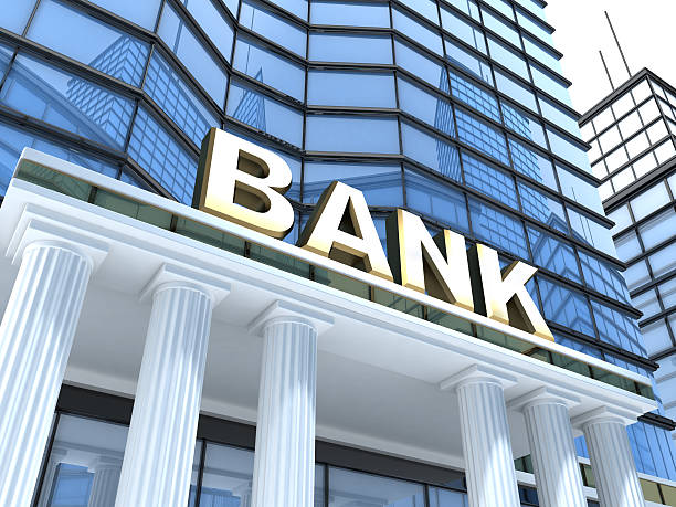 a up close view of the white pillared entrance of a bank  - bank stockfoto's en -beelden