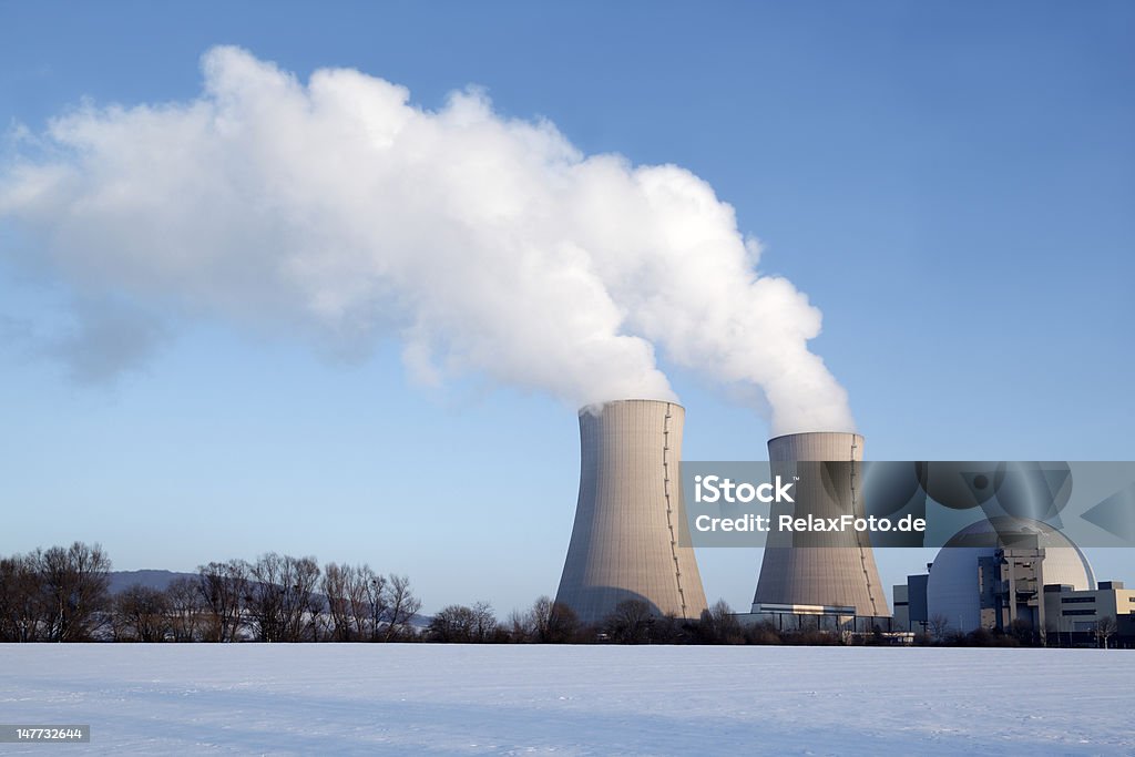 Atomkraftwerk mit Dampf Kühlturm im winter (XXL - Lizenzfrei Atomkraftwerk Stock-Foto
