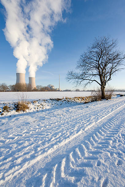 田舎の原子力発電所やツリーに冬(xxl - clear sky diagonal snow winter ストックフォトと画像