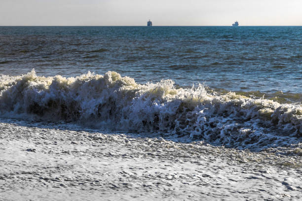 istock Splashes of waves break on the rocks. 1477342275