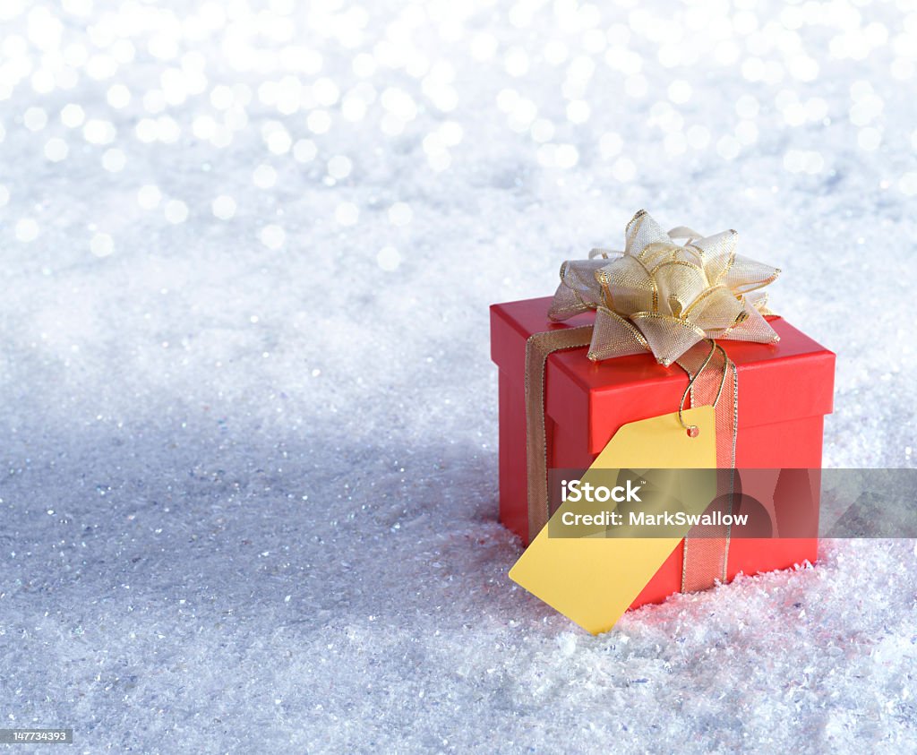 Coffret-cadeau dans la neige - Photo de Rouge libre de droits