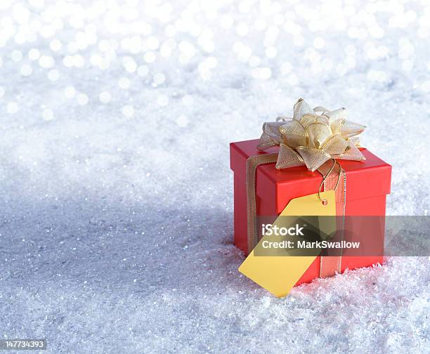 Caixa De Presentes Na Neve - Fotografias de stock e mais imagens de Ninguém - Ninguém, Vermelho, Caixa de presentes