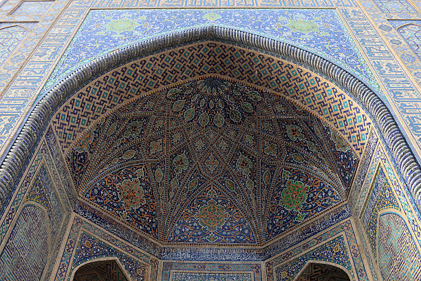 istock Gate of Sher Dor Madrasah 147735178