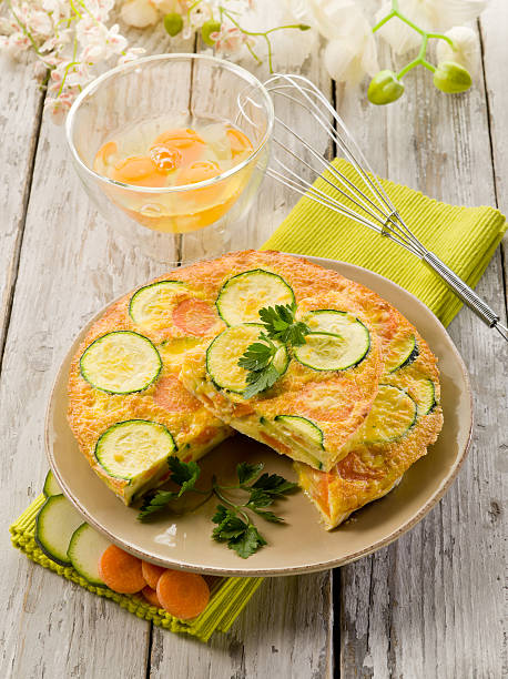 omelette con zanahoria zucchinis y perejil - squash flower plant single flower fotografías e imágenes de stock