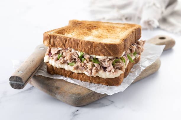 бутерброд с тунцом с овощами на мраморном фоне - sandwich tuna tuna salad sandwich salad стоковые фото и изображения