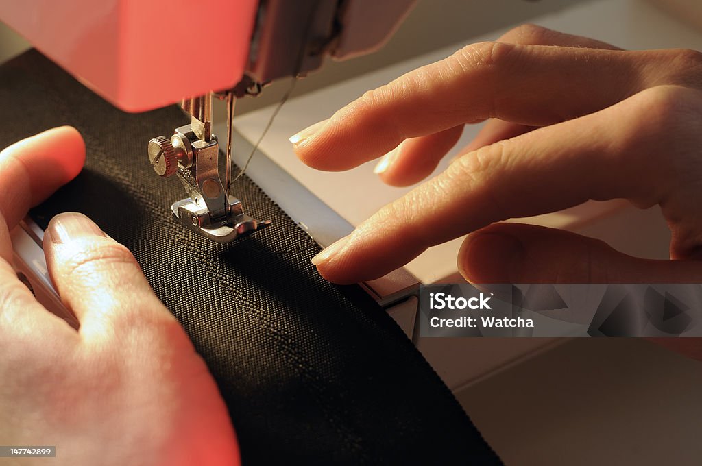 Personalizar no trabalho na máquina de costura - Foto de stock de Adulto royalty-free