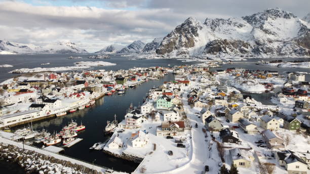 헤닝스바에르 - lofoten henningsvaer norway village 뉴스 사진 이미지