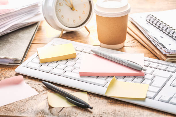 concept de gestion du temps. composition avec réveil sur table en bois avec ordinateur portable, fixe - clock nobody decoration minute hand photos et images de collection