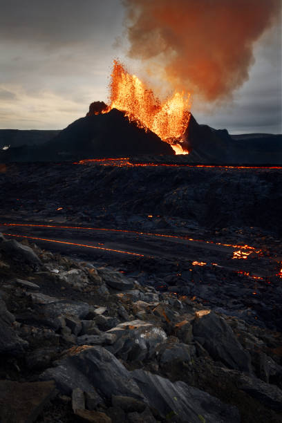 вулкан высыпания в исландии - volcano erupting lava fire стоковые фото и изображения