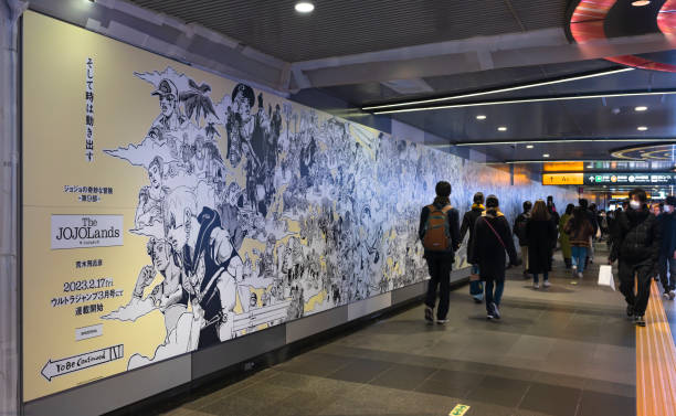 아라키 히로히코의 일본 만화 죠죠의 기묘한 모험 포스터를 따라 시부야역을 걷는 여행자들. - manga style fantasy cartoon full length 뉴스 사진 이미지