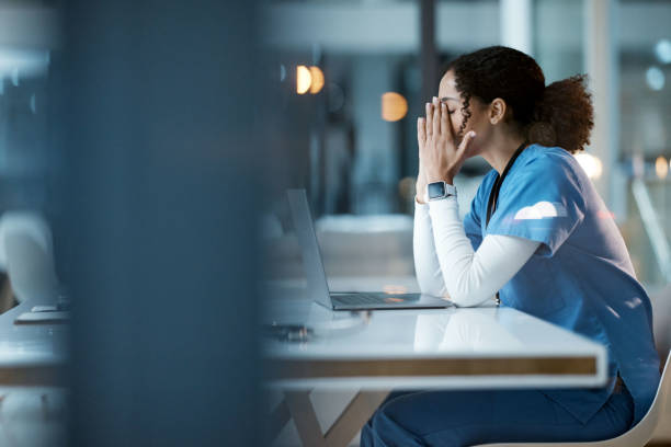 Nurse, burnout stress and black woman in hospital feeling pain, tired or sick on night shift. Healthcare, wellness and female medical physician with depression or anxiety while working late on laptop enfermera, estrés por agotamiento y mujer negra en el hospital sintiendo dolor, cansada o enferma en el turno de noche. atención médica, bienestar y médica con depresión o ansiedad mientras trabaja hasta tarde en una computadora portátil