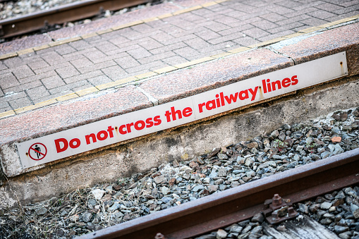 Do not cross the railway sign