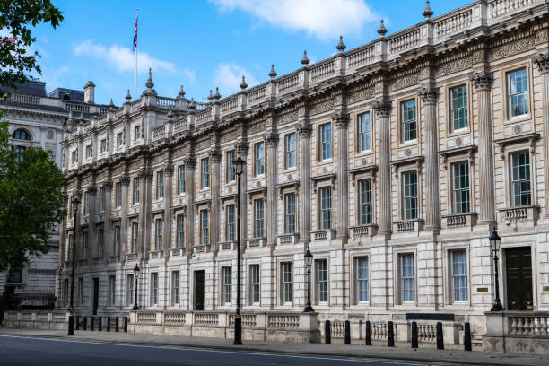 una vista stradale degli uffici del dipartimento del governo britannico a whitehall, londra. - whitehall londra foto e immagini stock