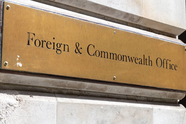 il segno del nome del foreign and commomwealth office del governo britannico. - foreign and commonwealth office foto e immagini stock