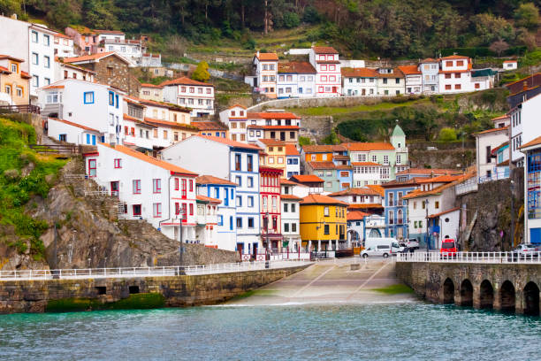 cudillero, fischerdorf in asturien, spanien. - fishing village stock-fotos und bilder