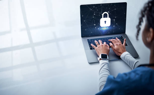 Doctor, hands or laptop in futuristic healthcare, cybersecurity app or life insurance safety on or hospital database. Nurse, woman or medical technology hologram on lock software, trust or protection médico, manos o computadora portátil en atención médica futurista, aplicación de ciberseguridad o seguridad de seguro de vida en la base de datos del hospital. holograma de enfermera, mujer o tecnología médica en software de bloqueo, confianza o pro