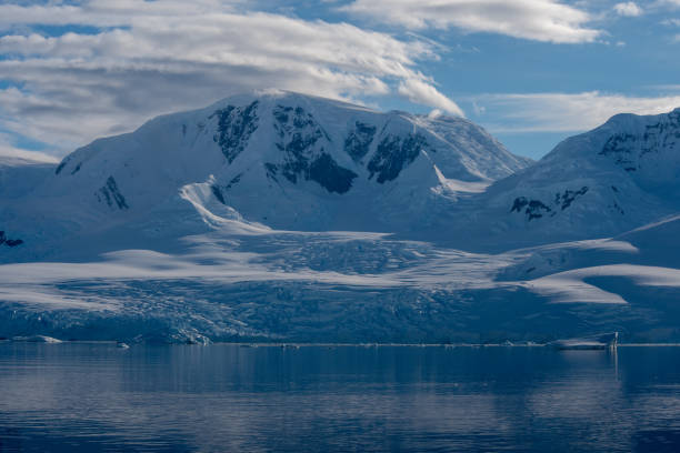 istock Sunny mountainous Antarctica scene 1477488154