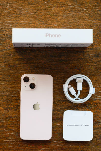 iphone 13 mini pink unboxing - adapter apple stock-fotos und bilder