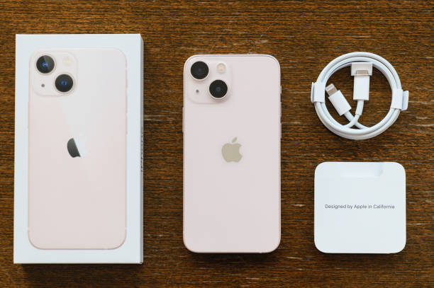 iphone 13 mini pink unboxing - adapter apple stock-fotos und bilder