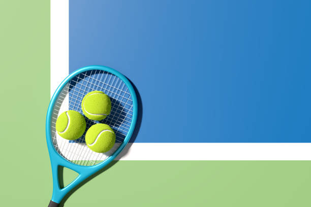 trzy piłki tenisowe na rakietach tenisowych na rogu linii na niebieskim korcie tenisowym. renderowanie 3d. płaski widok z góry. - racket sport obrazy zdjęcia i obrazy z banku zdjęć