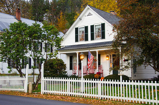 House with white picket fence White clapboard house with a white picket fence small town stock pictures, royalty-free photos & images
