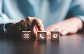 website-seite-kontakt-oder-e-mail-marketing-konzept-kunden-support-hotline-kontaktieren-sie.jpg?b=1&s=170x170&k=20&c=tP6knO13RS2MT7_Z8zY083g_T__Hwu5Jw66HrAYbKTo=