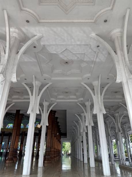 istock The pillars of the mosque are white 1477510609