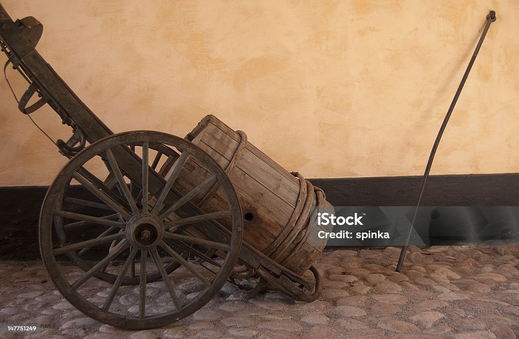 Cilindro de madera en el carrito - Foto de stock de Adoquinado libre de derechos