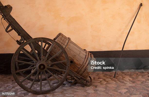 Cilindro De Madera En El Carrito Foto de stock y más banco de imágenes de Adoquinado - Adoquinado, Aire libre, Anticuado