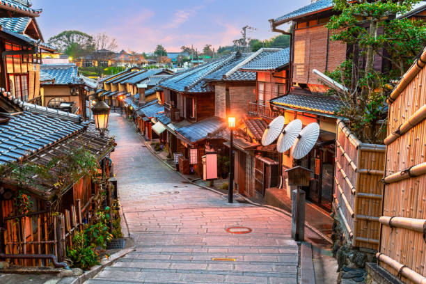 kyoto, giappone al twilight di higashiyama - città di kyoto foto e immagini stock
