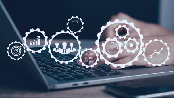 Operation management Business process control optimisation industrial technology and workflow concept. High performance, Problem solving, quality control. Hand using laptop with virtual gears icons . gestión de operaciones control de procesos de negocio optimización tecnología industrial y concepto de flujo de trabajo. alto rendimiento, resolución de problemas, control de calidad. mano usando computadora portátil con iconos de engranajes virtuales