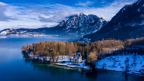 bellezza dell'attersee nel salzkammergut in inverno - upper austria foto e immagini stock