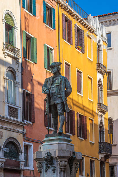 statue des berühmten italienischen dramatikers und librettisten carlo goldoni, venedig, italien - carlo goldoni stock-fotos und bilder