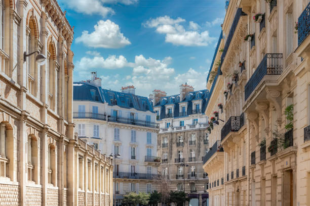 paris, beautiful buildings in a luxury neighborhood - paris street imagens e fotografias de stock