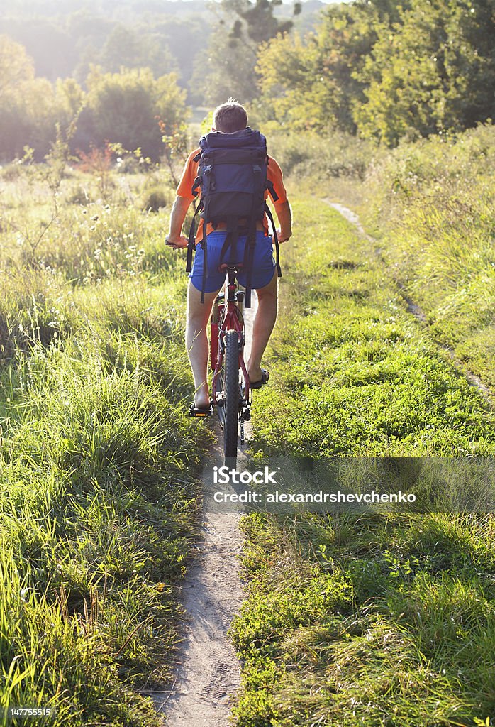 Cyclist 탑승형 한통입니다 있는 거리 road - 로열티 프리 건강한 생활방식 스톡 사진