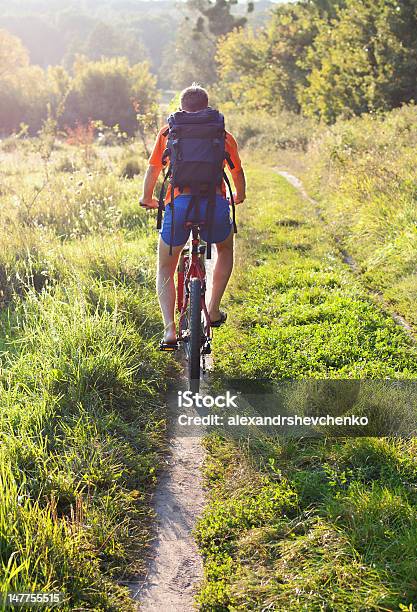 Cyclist 탑승형 한통입니다 있는 거리 Road 건강한 생활방식에 대한 스톡 사진 및 기타 이미지 - 건강한 생활방식, 관광객, 남성