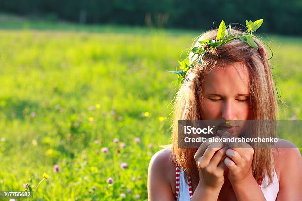 Porträt Der Jungen Frau Stockfoto und mehr Bilder von 20-24 Jahre - 20-24 Jahre, Attraktive Frau, Baumblüte