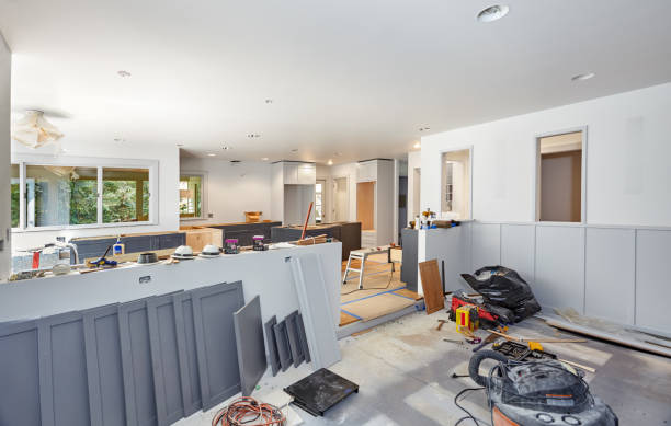 Remodeling chaos Painted cabinet doors, shelves, tools, lights, and trash bags decorate kitchen and family room during an extensive remodel renovation stock pictures, royalty-free photos & images