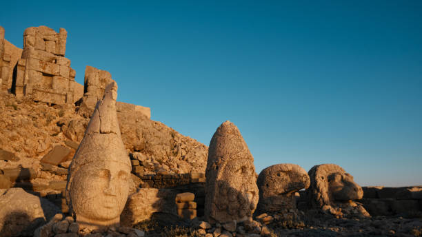 statues on nemrut mount, adiyaman province, turkey - nemrud dagh mountain turkey history imagens e fotografias de stock