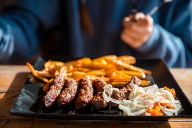 jedzenie kebaba i frytek z sałatką - ćevapčići zdjęcia i obrazy z banku zdjęć