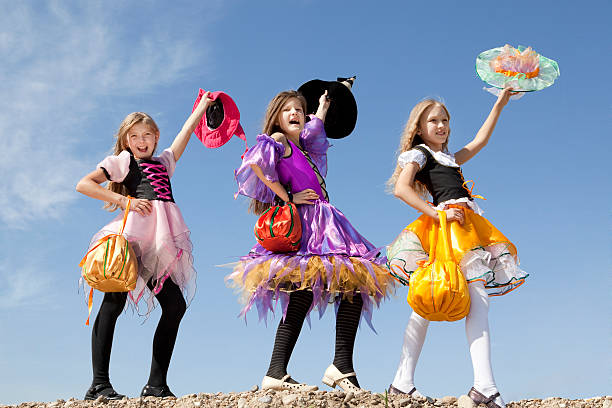 tres monada poco de brujas de pie con bolsas - costume stage costume sunlight carnival fotografías e imágenes de stock