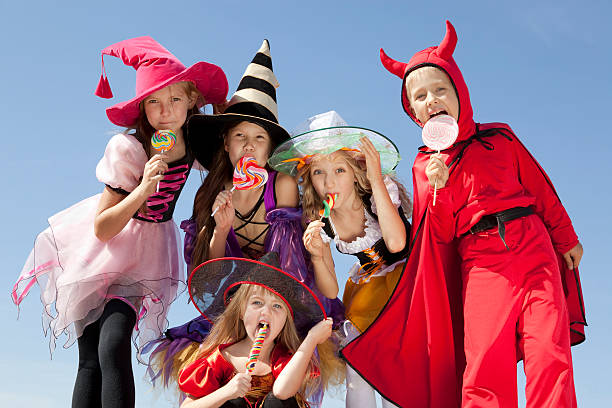 lamer halloween golosinas - costume stage costume sunlight carnival fotografías e imágenes de stock